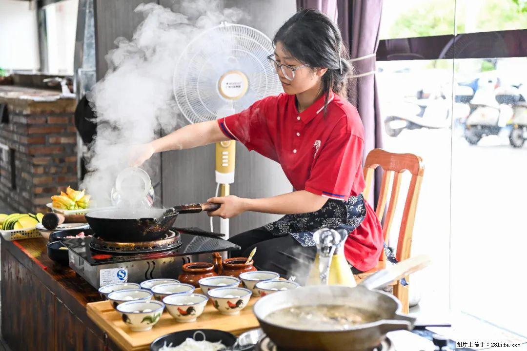 全网追的“扁担女孩”，找了一份暑假工，时薪12元 - 湖州生活资讯 - 湖州28生活网 huzhou.28life.com